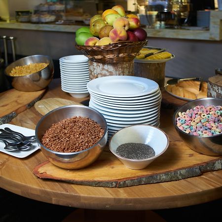 Hotel 100 Luxury Suites By Preferred ボゴタ エクステリア 写真 A breakfast buffet at a hotel