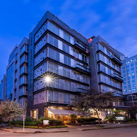 Hotel 100 Luxury Suites By Preferred ボゴタ エクステリア 写真 The hotel at night