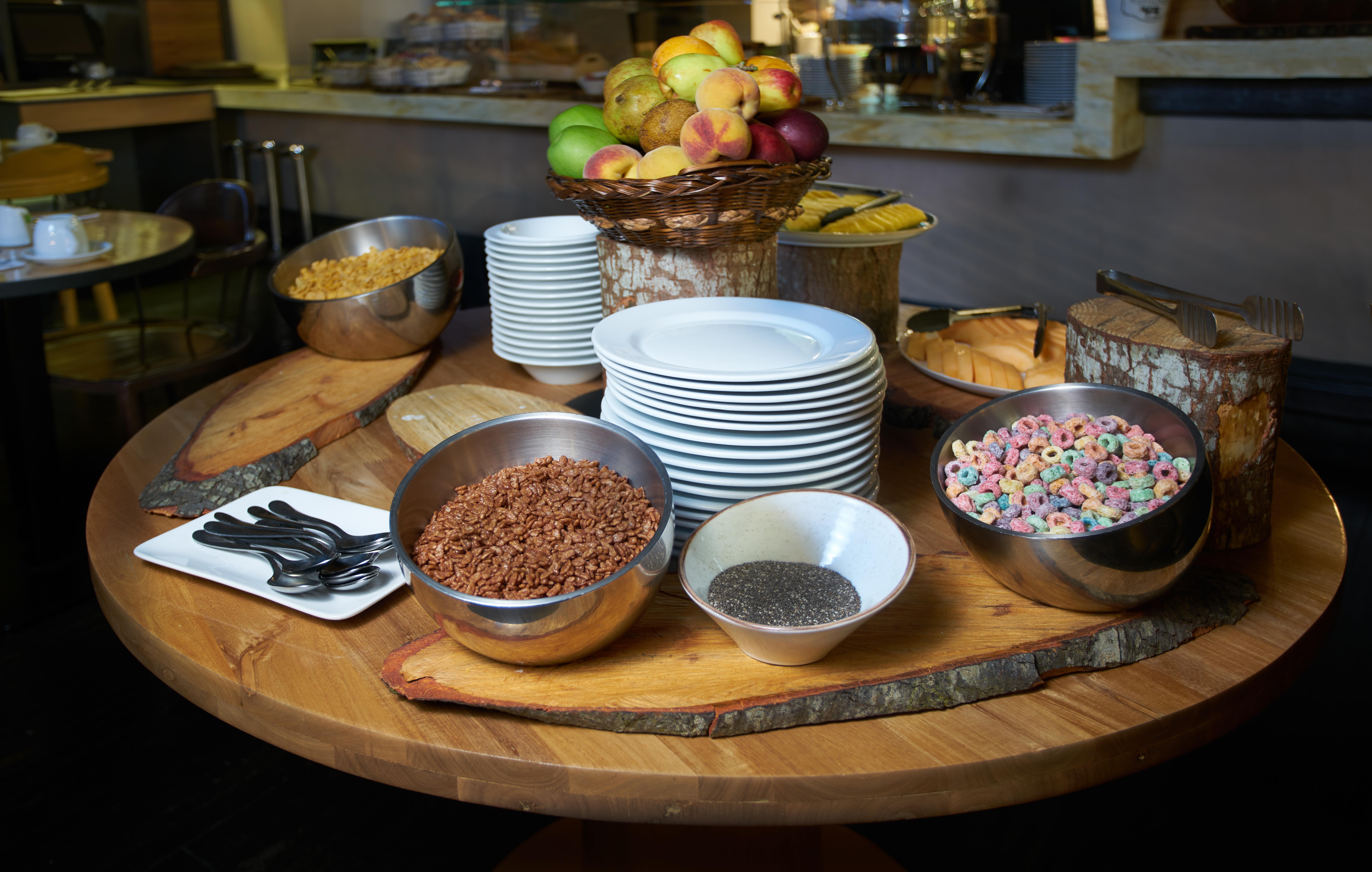 Hotel 100 Luxury Suites By Preferred ボゴタ エクステリア 写真 A breakfast buffet at a hotel