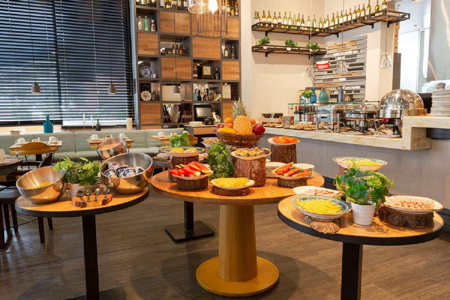 Hotel 100 Luxury Suites By Preferred ボゴタ エクステリア 写真 A buffet at a restaurant