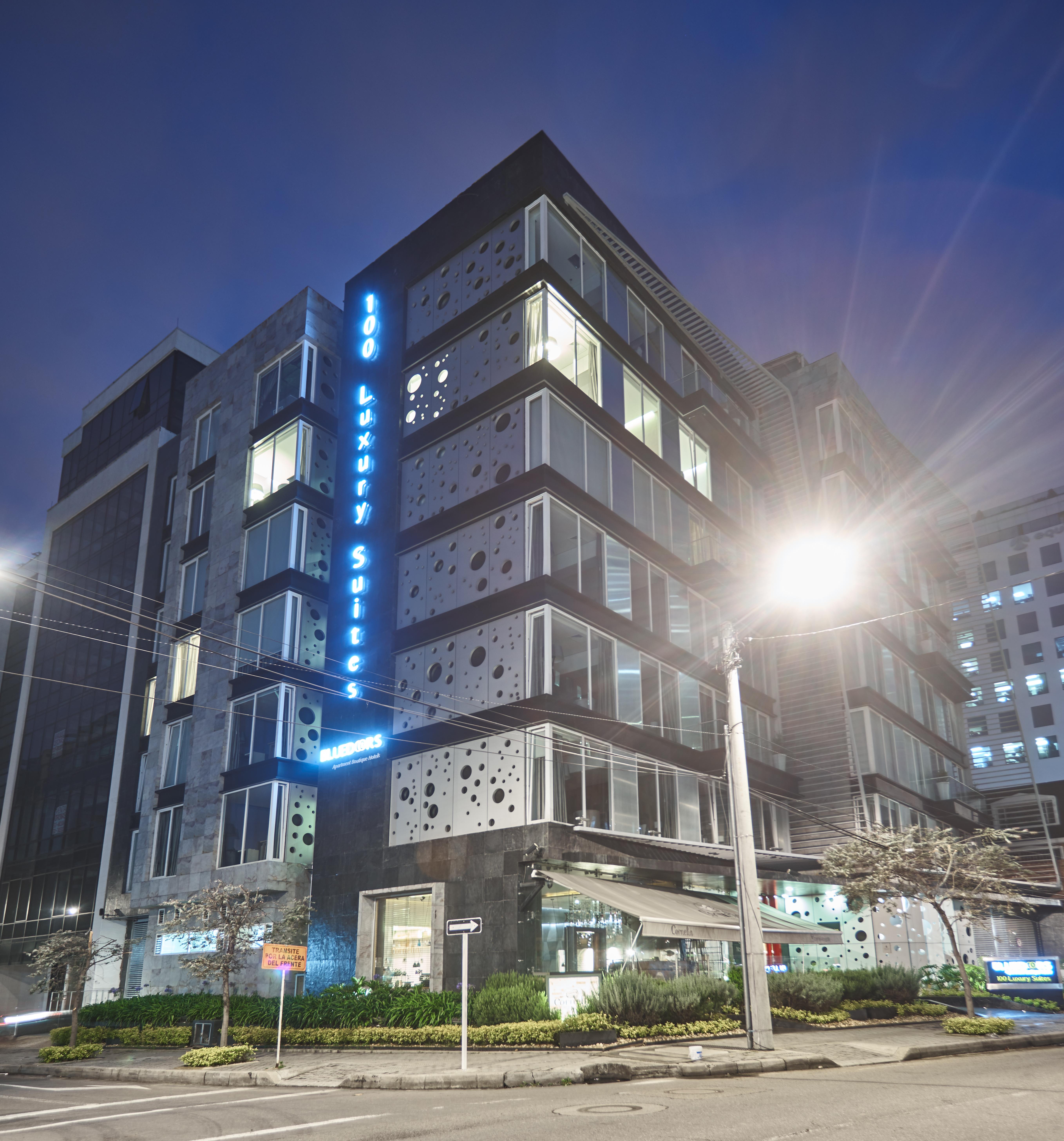 Hotel 100 Luxury Suites By Preferred ボゴタ エクステリア 写真 The hotel at night