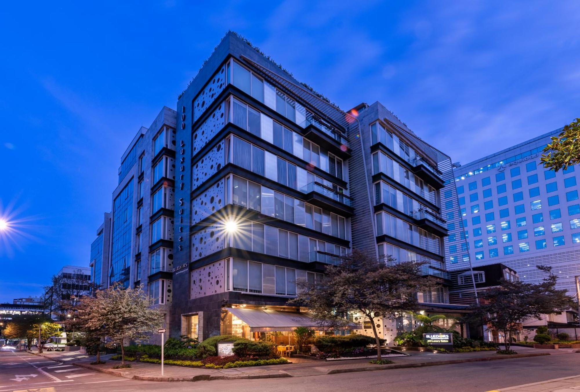 Hotel 100 Luxury Suites By Preferred ボゴタ エクステリア 写真 The hotel at night
