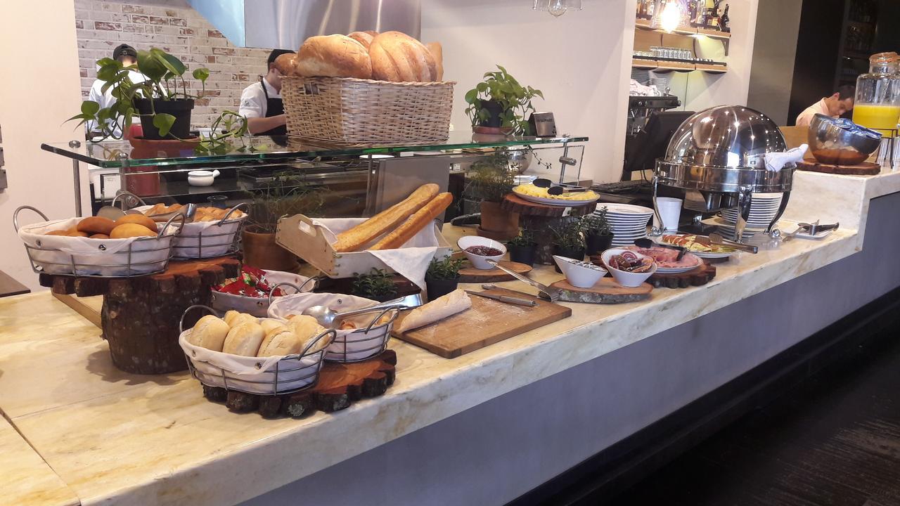 Hotel 100 Luxury Suites By Preferred ボゴタ エクステリア 写真 A buffet at a hotel