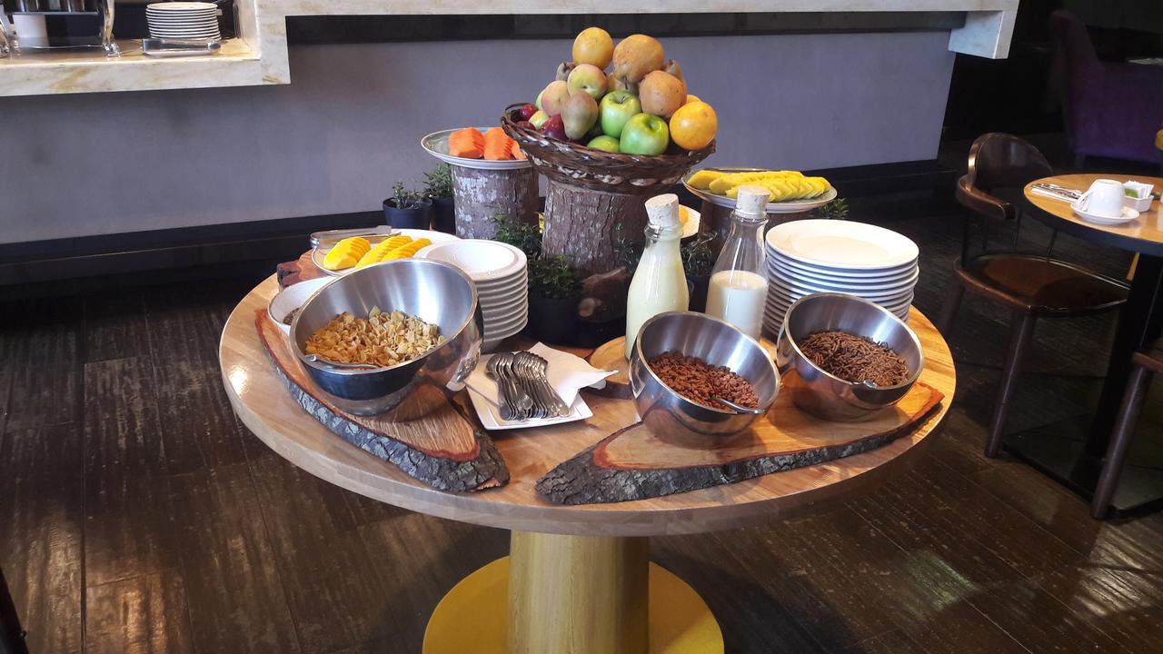 Hotel 100 Luxury Suites By Preferred ボゴタ エクステリア 写真 A selection of breakfast cereals